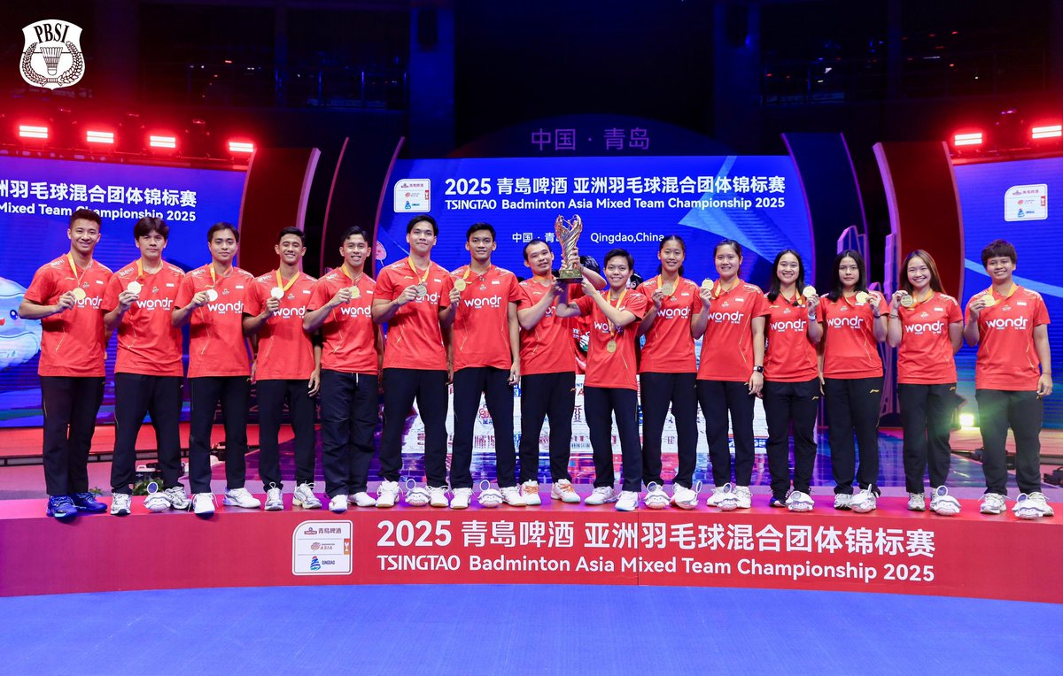 INABadminton's tweet photo. Mengumandangkan lagu Indonesia Raya dan mengangkat piala di podium tertinggi.

Terima kasih untuk dukungan dan doa dari semua pihak.

Kebanggaan dan kegembiraan ini untuk INDONESIA! 🏸🇮🇩🏆

#BadmintonIndonesia #BAMTC2025 #BadmintonAsiaMixedTeamChampionships2025 https://t.co/O9Zb3ZNhgk