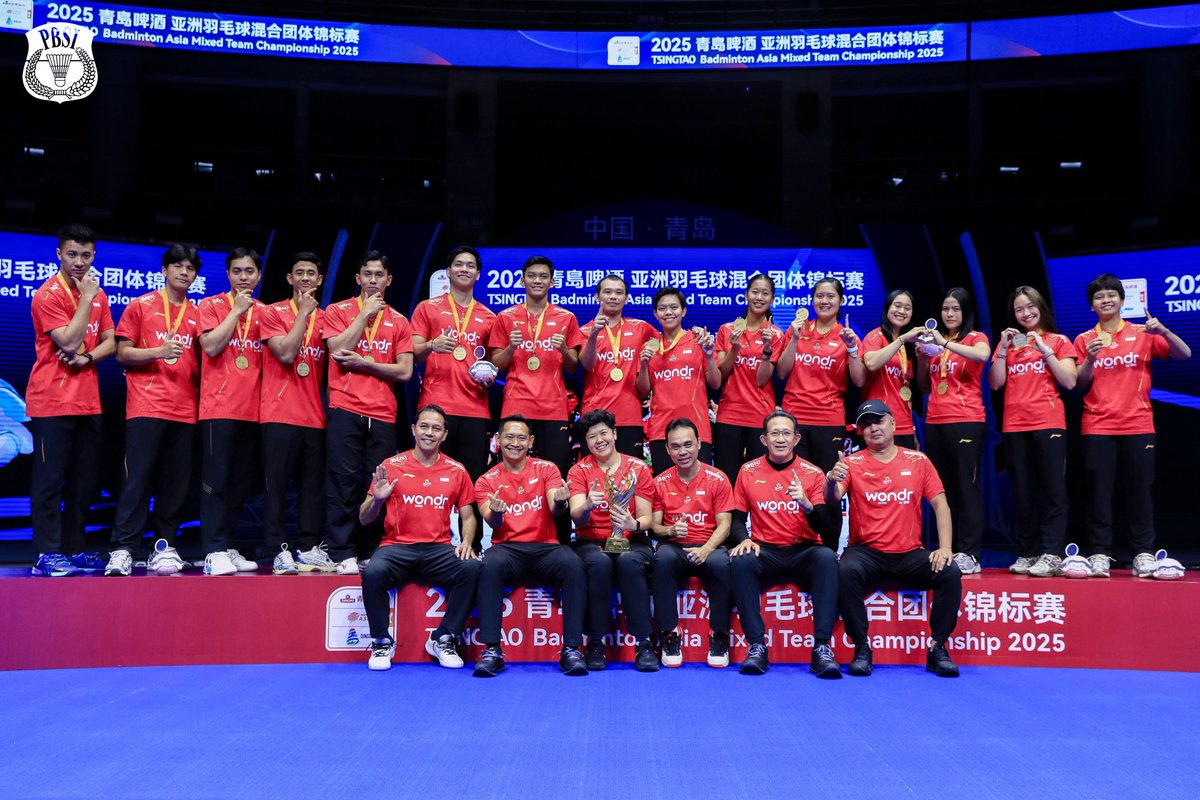 INABadminton's tweet photo. Mengumandangkan lagu Indonesia Raya dan mengangkat piala di podium tertinggi.

Terima kasih untuk dukungan dan doa dari semua pihak.

Kebanggaan dan kegembiraan ini untuk INDONESIA! 🏸🇮🇩🏆

#BadmintonIndonesia #BAMTC2025 #BadmintonAsiaMixedTeamChampionships2025 https://t.co/O9Zb3ZNhgk