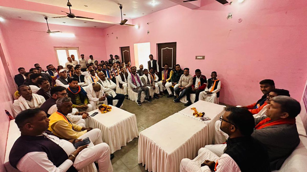 आज जनपद लखीमपुर खीरी में संगठन की मजबूती एवं विस्तार को लेकर <a href="/ApnaDalOfficial/">Apna Dal (S)</a> पार्टी के पदाधिकारियों और स्थानीय कार्यकर्ताओं के साथ संगठनात्मक बैठक की। सभी कार्यकर्ताओं का जोश और समर्पण ही पार्टी की वास्तविक शक्ति है।