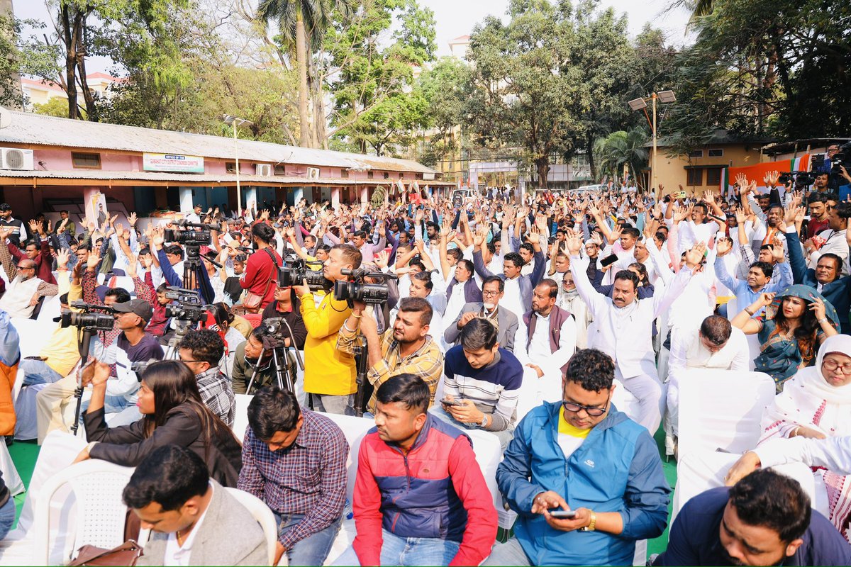 आज असम के गुवाहाटी में अल्पसंख्यक विभाग द्वारा आयोजित “Save Constitution - Save Democracy” कार्यक्रम में <a href="/GauravGogoiAsm/">Gaurav Gogoi</a> जी LOP <a href="/DsaikiaOfficial/">Debabrata Saikia</a> जी व तमाम विधायकगण के साथ अल्पसंख्यक विभाग के राष्ट्रीय चेयरमैन व राज्यसभा सांसद इमरान प्रतापगढ़ी जी शामिल हुए। 
<a href="/ShayarImran/">Imran Pratapgarhi</a>