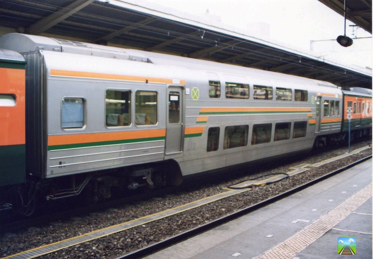 サロ124-5 JR東日本 田町電車区所属 1990年7月27日 東京駅構内 長い