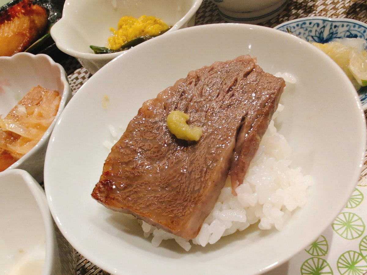 tamimayo's tweet photo. いわて牛A4ランクのステーキ🥩
1泊2食付１人11,000円なのみんな信じて🥹
わさび醤油、美味しいタレ、塩コショウで味変もバッチリ！
白金豚のしゃぶしゃぶもついてる豪華プラン🐷
炊き立ての銀河のしずくが進む🍚
#花巻市 #台温泉 #そめや旅館
#いわて牛 #A4ランク #岩手牛ステーキ
#白金豚 https://t.co/2ixEX9ltz1