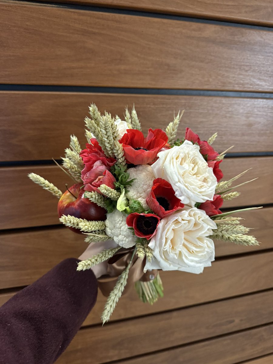 Ramo de Novia en estilo Ucraniano 🇺🇦❤️
Lleva trigo, manzanas rojas, coliflor y amapolas  

#weddingday #ramodenoviaoriginal #ramocomestible #ramodetrigo #bodaucraniana