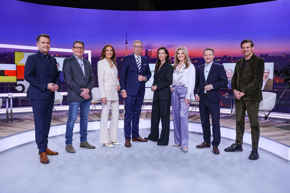 Unser Team für den großen Wahlabend ab 19h. Nach den Kreuzverhören mit <a href="/GregorGysi/">Gregor Gysi</a>, <a href="/SWagenknecht/">Sahra Wagenknecht</a> &amp; <a href="/c_lindner/">Christian Lindner</a> folgt um 20:15h das Quadrell mit <a href="/OlafScholz/">Olaf Scholz</a> <a href="/_FriedrichMerz/">Friedrich Merz</a> <a href="/Alice_Weidel/">Alice Weidel</a> &amp; <a href="/roberthabeck/">Robert Habeck</a>. Ab 22:15h analysieren <a href="/FraukeLudowig1/">Frauke Ludowig</a> &amp; <a href="/NikolausBlome/">Nikolaus Blome</a> mit Gästen #quadrell