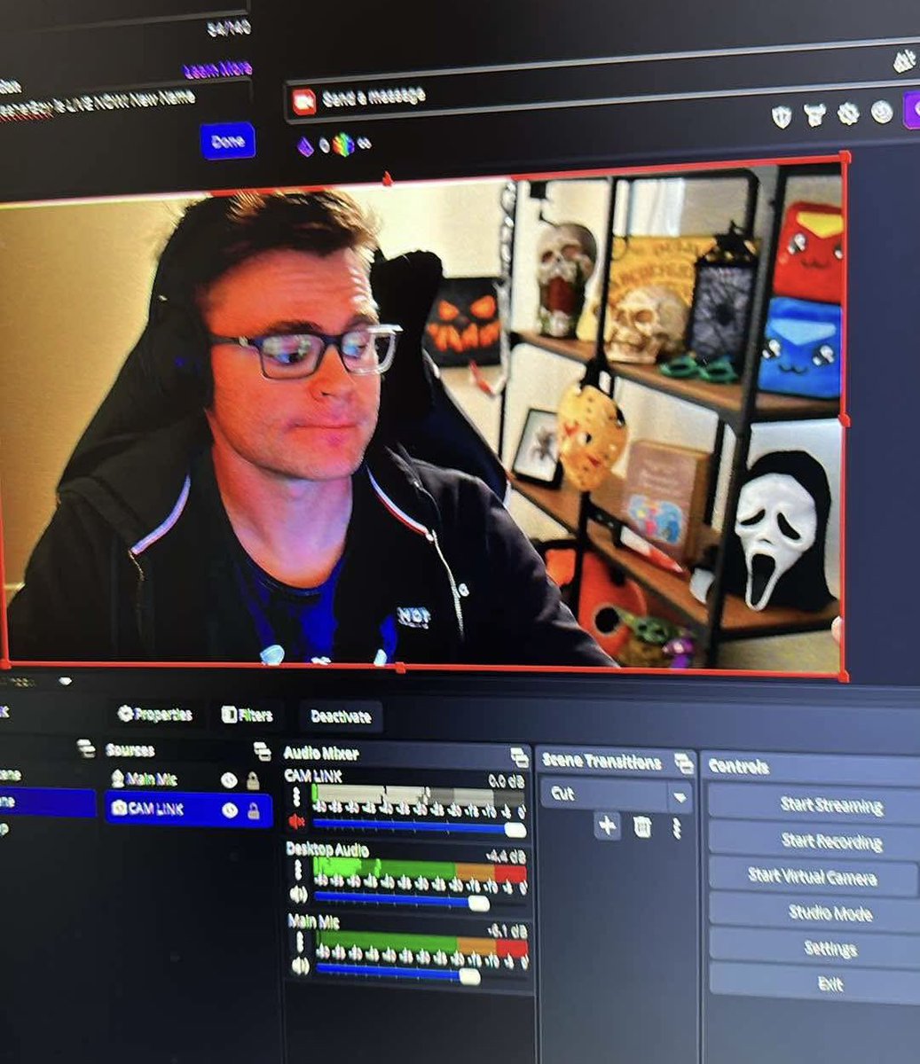 SlasherBoyVR's tweet image. Getting closer to being set up for stream!
Happy with my new background 🤟🏻