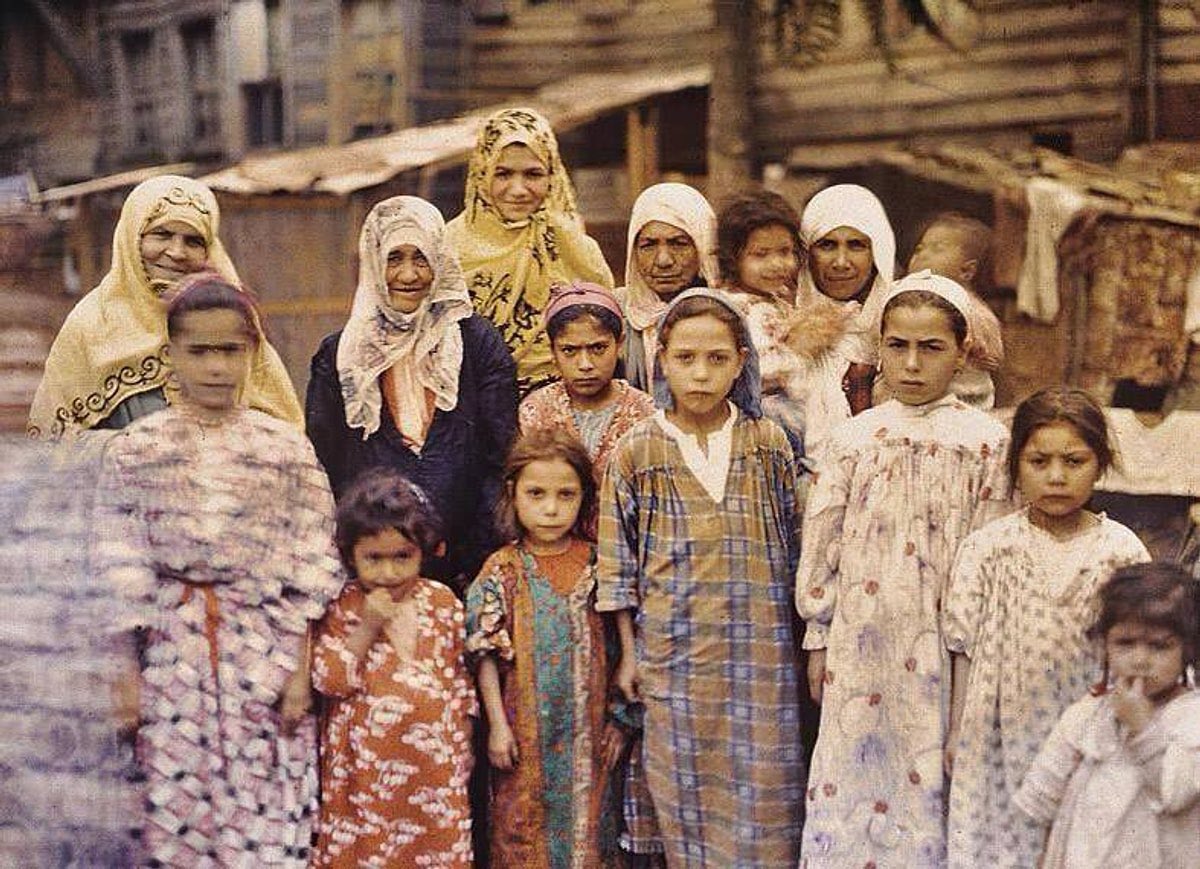 Mahalle sakinleri, Albert Kahn'ın renkli çekim yapan fotoğrafçısına poz vermiş. (İstanbul, 1913)