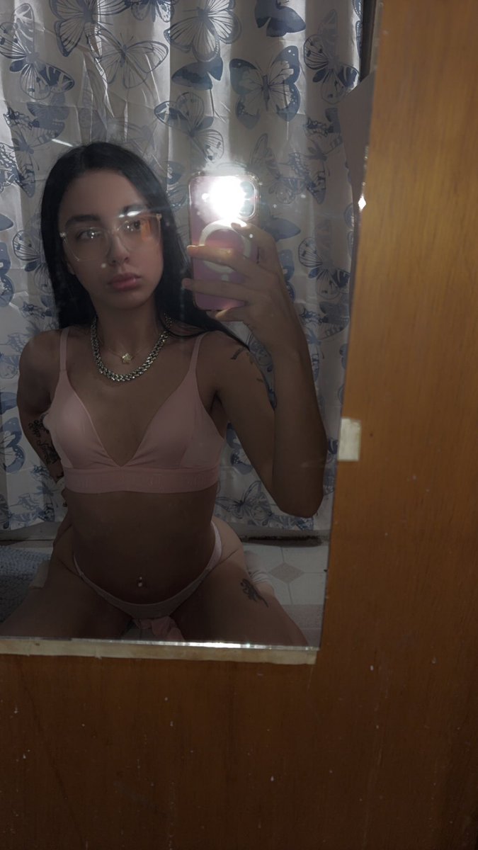 spanishmamicx's tweet photo. that bih baddd🥴💖 https://t.co/VDfquV1FyS