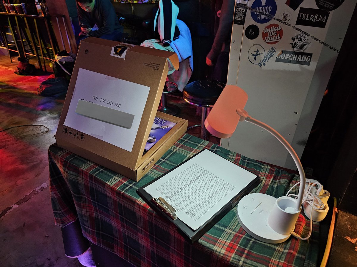 🎤 입장 시작합니다!
현장 구매도 안쪽에서 진행되오니 바로 입장해주시면 됩니다~

유리문과 방음문 모두 닫혀있어도 열고 입장하실 수 있으며, 방음을 위해 잘 닫고 입장 부탁드립니다!!