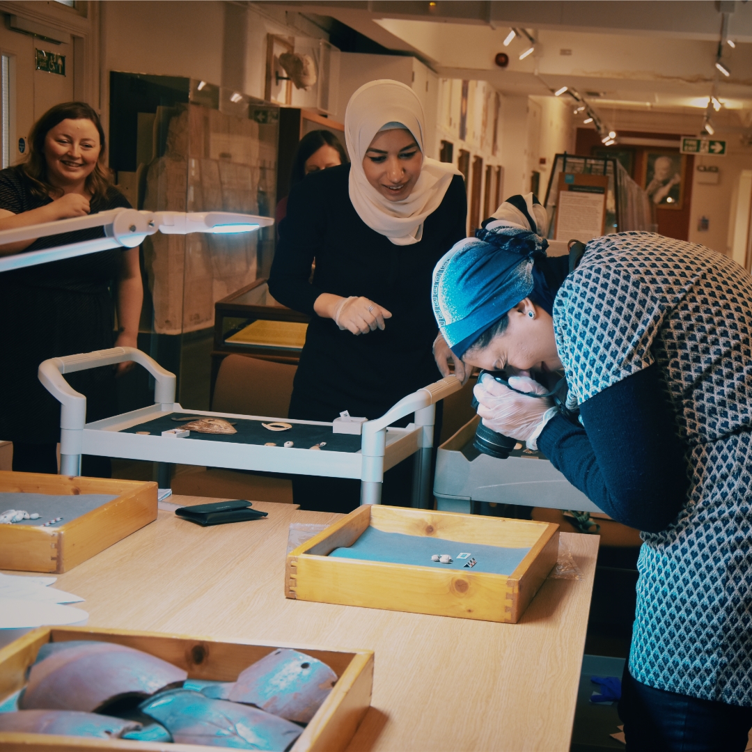 ifaocaire's tweet photo. L'équipe du projet Nubti vient d’achever sa mission de recherche et de documentation au Royaume-Uni. L'équipe, a pu se rendre dans plusieurs musées pour documenter et étudier différents objets liés à la grande nécropole de Naqada.
@PetrieMuseEgypt 
@FriendsofPetrie 
@RARCTrust https://t.co/YUuJXeg1HB
