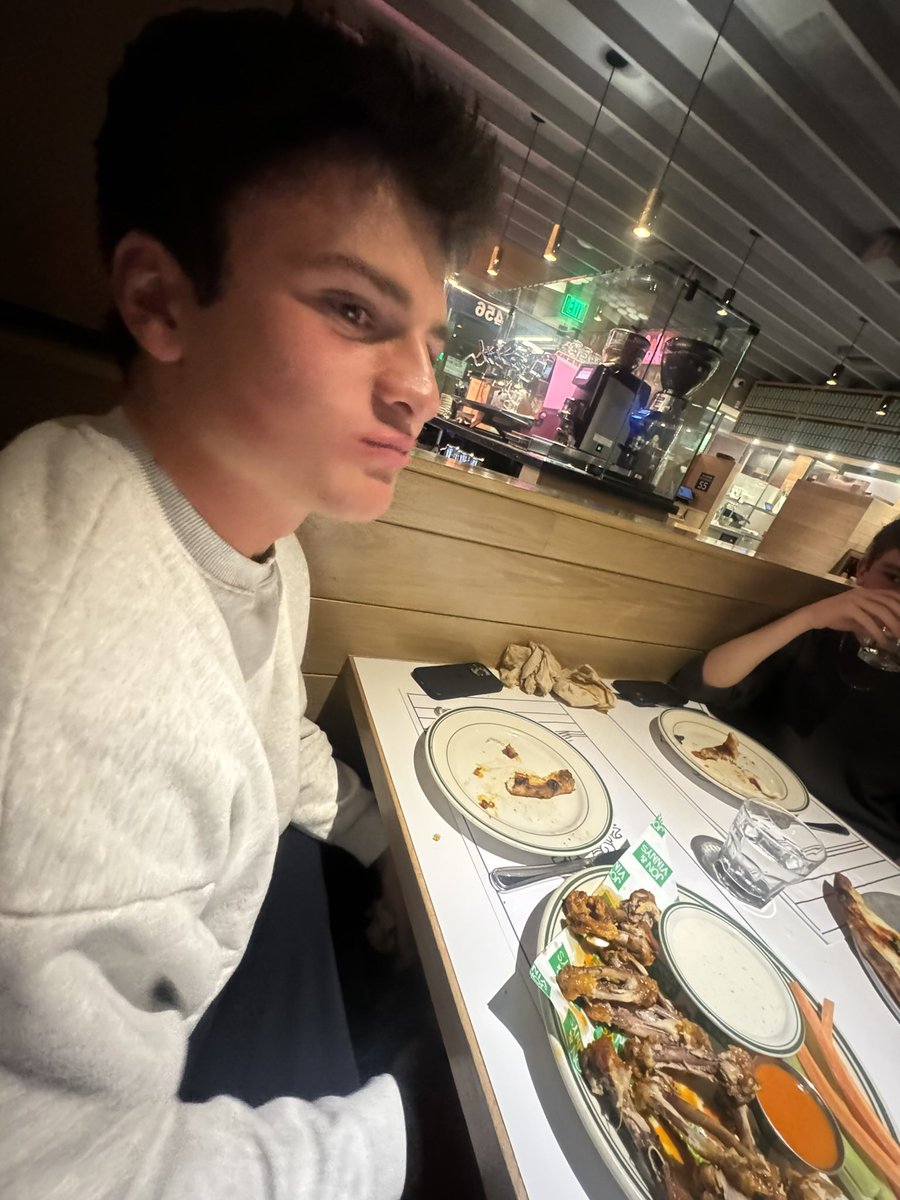 AlexanderHudlin's tweet photo. I wonder if the food was any good #hamburger https://t.co/YwmARdOUeP