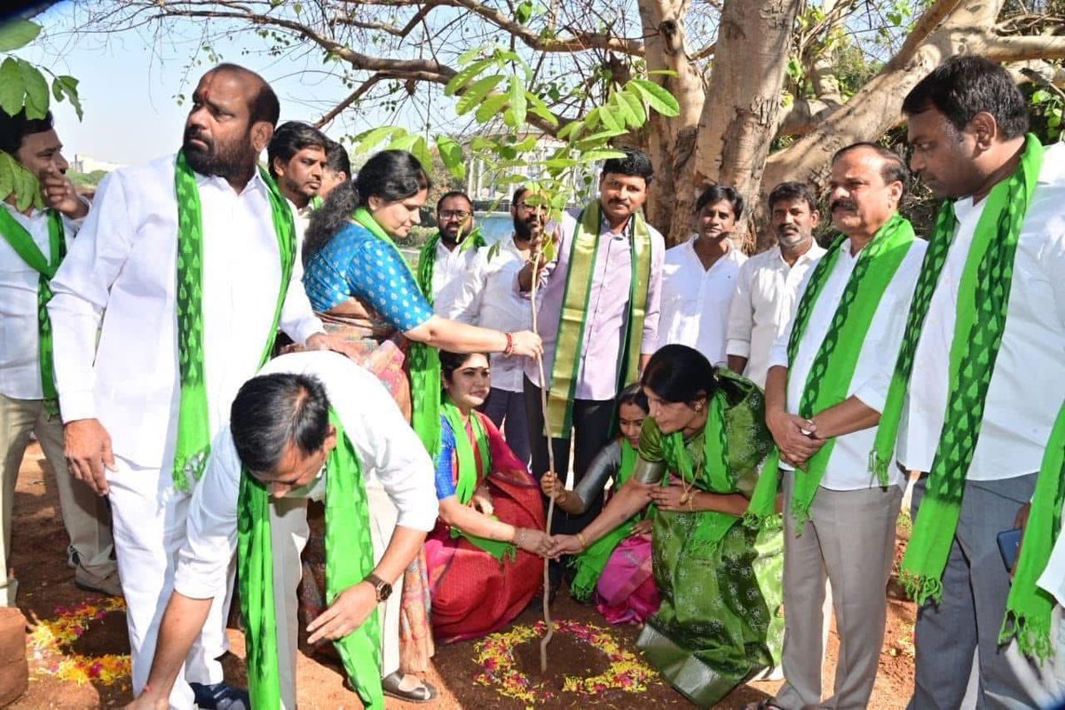 Karne Prabhakar (@karne_prabhakar) on Twitter photo మిత్రుడు మాజీ రాజ్యసభ సభ్యుడు సంతోష్ గారి తో పాటు వివిధ కార్పొరేషన్ల మాజీ చైర్మన్ల తో కలిసి కేసీఆర్ గారి జన్మదినం సంద్భంగా
జేవిఆర్ పార్క్ లో మొక్కలు నాటడం జరిగింది<a href="/BRSparty/">BRS Party</a> <a href="/SantoshKumarBRS/">Santosh Kumar J</a> <a href="/BRSTechCell/">BRS TechCell</a> <a href="/BRSParty_News/">BRS News</a> <a href="/TSBRS119/">BRS Sainyam</a> మిత్రుడు మాజీ రాజ్యసభ సభ్యుడు సంతోష్ గారి తో పాటు వివిధ కార్పొరేషన్ల మాజీ చైర్మన్ల తో కలిసి కేసీఆర్ గారి జన్మదినం సంద్భంగా
జేవిఆర్ పార్క్ లో మొక్కలు నాటడం జరిగింది<a href="/BRSparty/">BRS Party</a> <a href="/SantoshKumarBRS/">Santosh Kumar J</a> <a href="/BRSTechCell/">BRS TechCell</a> <a href="/BRSParty_News/">BRS News</a> <a href="/TSBRS119/">BRS Sainyam</a>