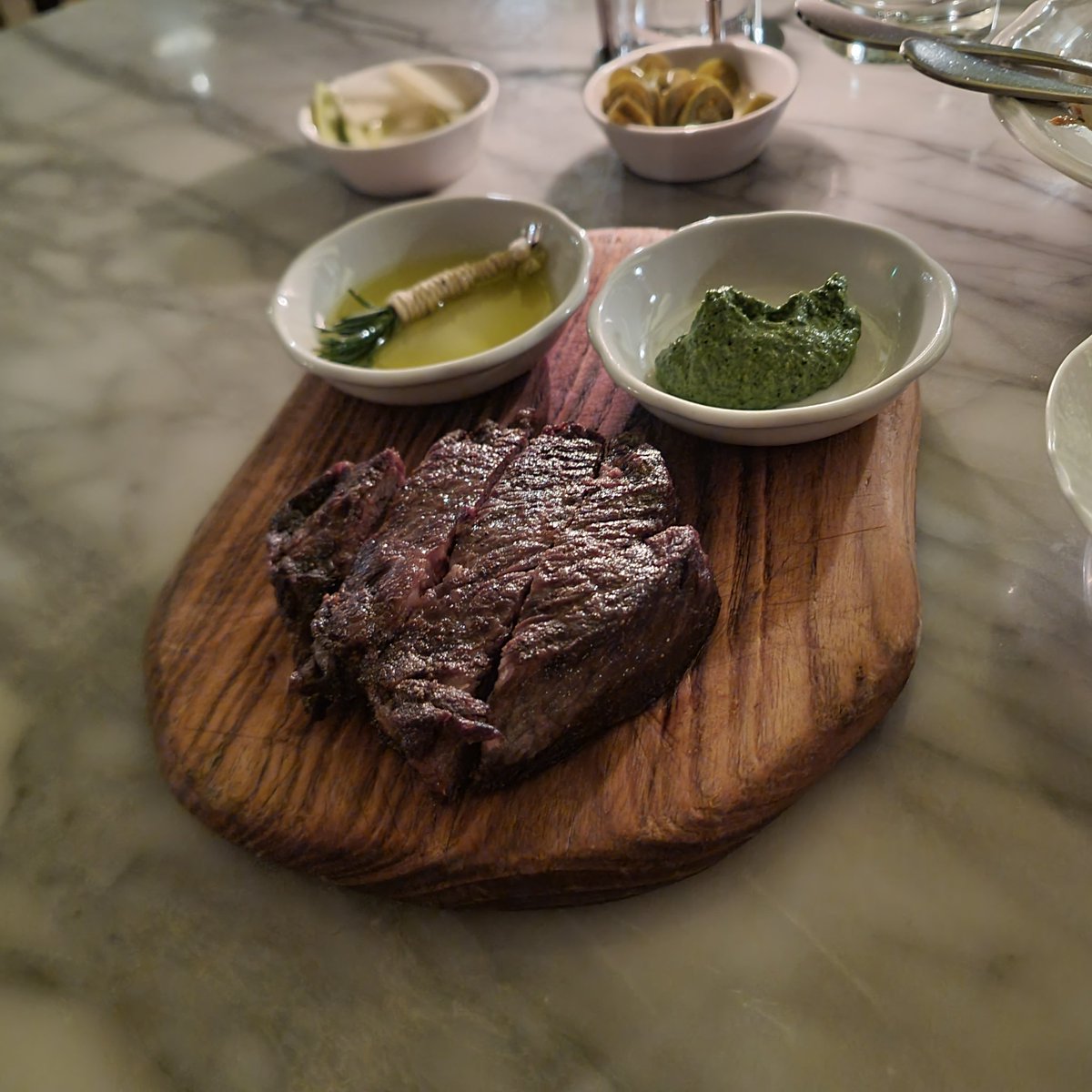 어제 먹은 맛있는 요리들~

볼피노는 파스타 맛집이라고 했는데,

스테이크가 진짜 맛있었다ㅋㅋㅋ

조만간 또 와야지~~😁

우니 파스타 보단 오징어 먹물 펜네 파스타가 내 스타일이였음!ㅋㅋ