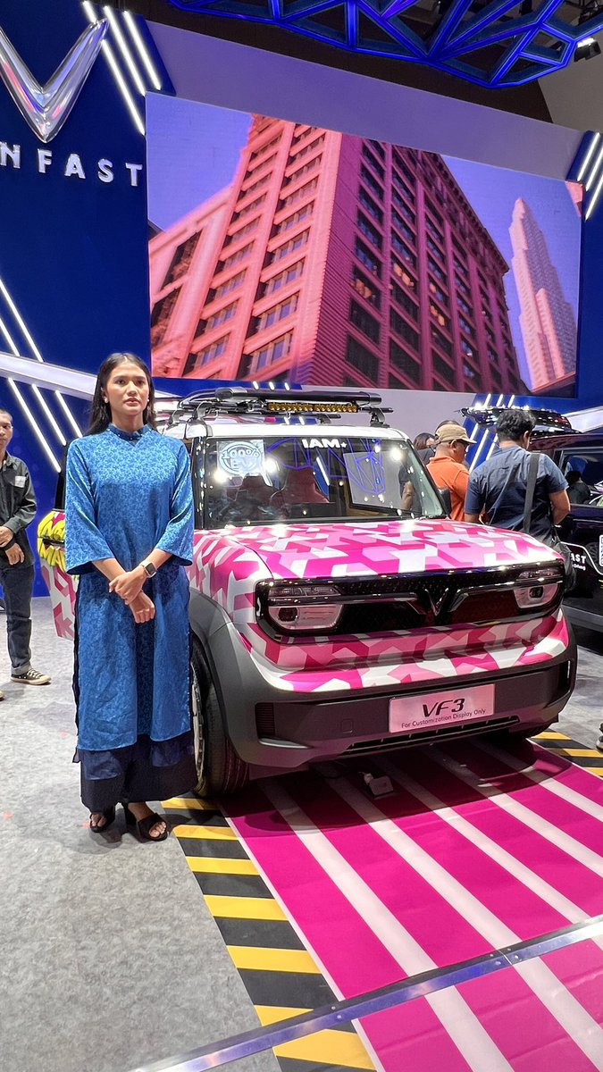 retrotikaa's tweet photo. Gemes gak tuuuh? Cuman 180an juta selama IIMS krn ada cashback 30jt. 

Lumayaan nih bunddd~ 

#VinfastVF3 https://t.co/7dVsey0Z84