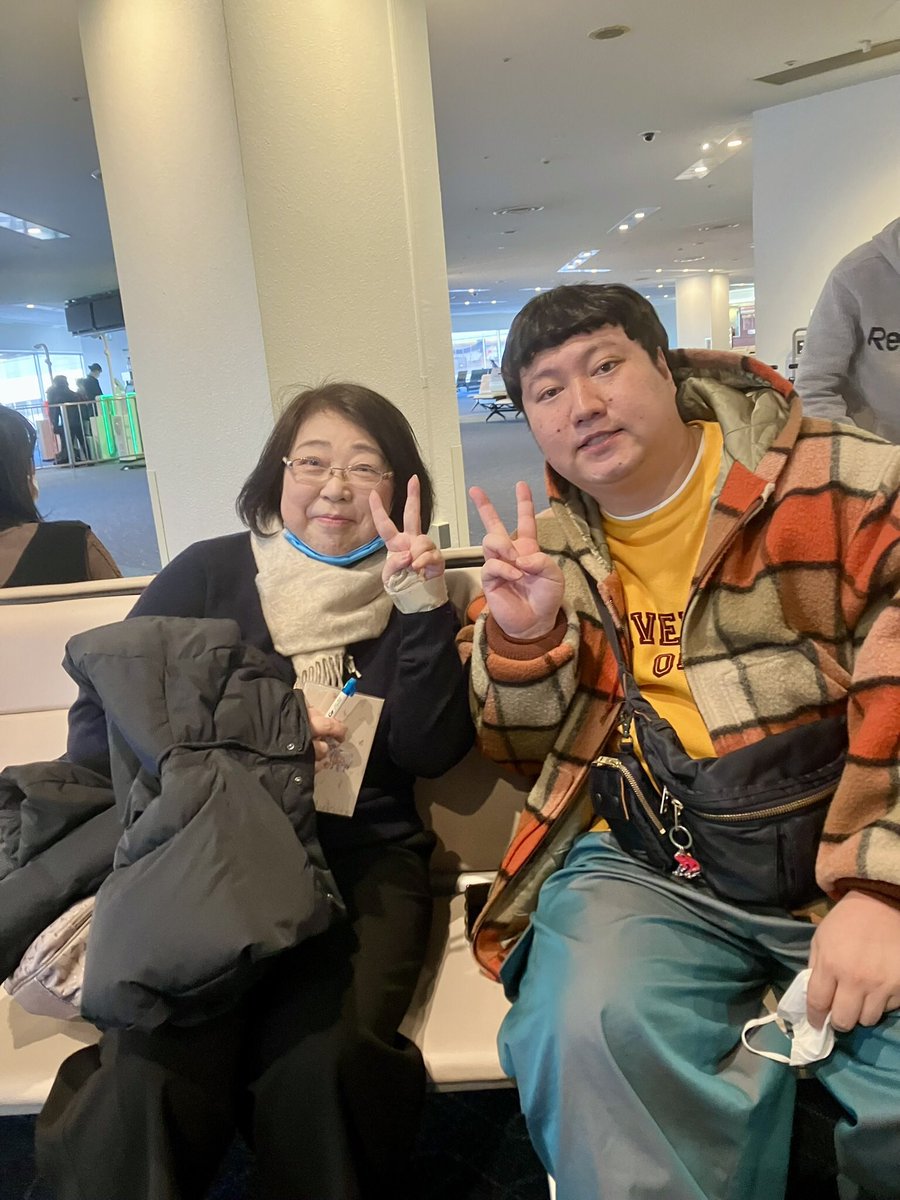 taka_taka611's tweet image. 小豆島と大塚国際美術館に行ってきましたー。同行した妹にいっぱいクイズ的知識を披露してきた（かなりいい加減ではあるけど）。空港で大好きなロングコートダディのうさぎさんと写真撮ってもらったぁ。