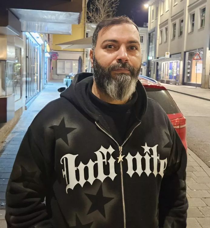 KlausenArt's tweet image. Hero of Villach: “We Syrians are not like that!” $HOV $SOL #Pumpfunmeme #PumpFunLaunch 

Show the world that there are still heroes: pump.fun/coin/B9SMesyCx…

News article: krone.at/3692295

If a market capitalization of 1+ million is reached, donations are made to the