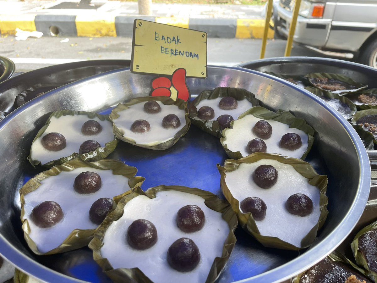 drfitriyusof's tweet photo. Makanan Tradisional di Pekan Sehari Temerloh

Temerloh ni masih terpelihara tradisi makanannya. 

1. Badak Berendam https://t.co/pih9QAf2na
