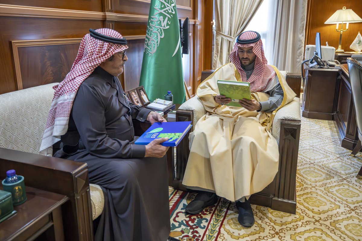 سمو #نائب_أمير_منطقة_حائل يستقبل رئيس مجلس إدارة الجمعية التعاونية للمورينجا بالمنطقة د.عبدالعزيز العبيداء وأعضاء مجلس إدارة الجمعية ويطلع على أهداف واستراتيجية الجمعية في الاستفادة من شجرة المورينجا في المنطقة التي نجحت في زراعتها وتكاثرها وتسلم إهداءً عبارة عن إصدارات الجمعية.