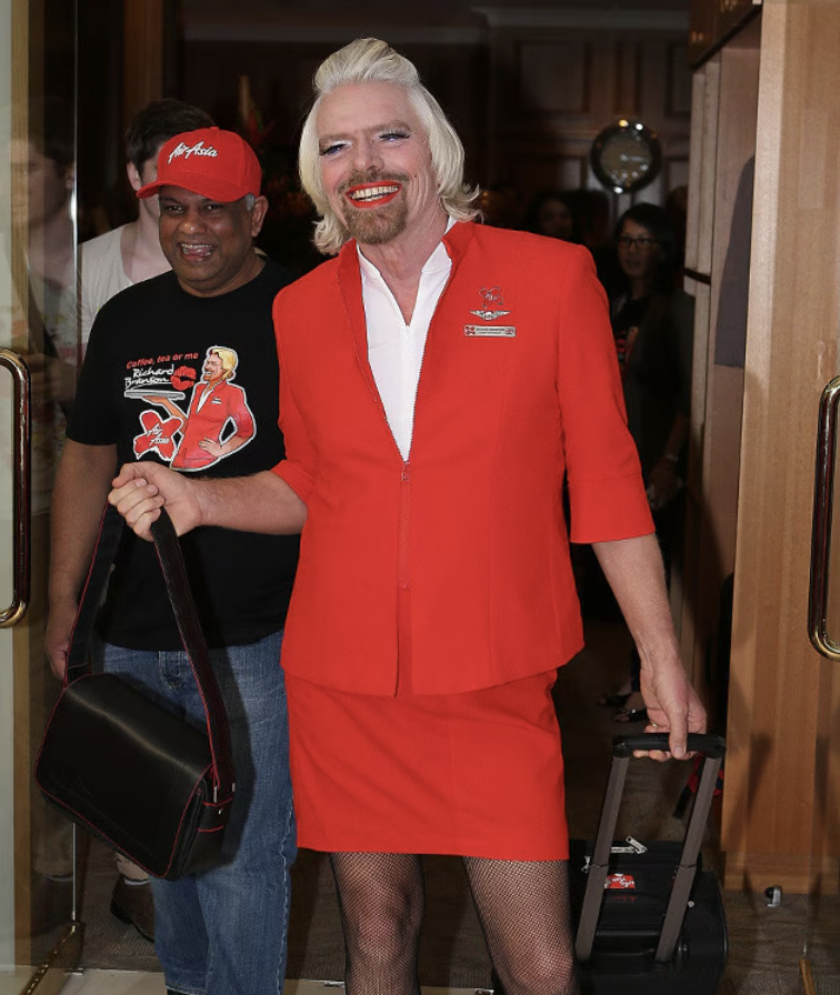 Richard Branson es el CEO más loco del mundo:

• Comenzó una aerolínea porque su vuelo fue cancelado.
• Creó 400 empresas sólo por diversión
• Demandó a British Airways y distribuyó todo el dinero.
• Practica kitesurf con modelos desnudas sobre su espalda.

La persona que