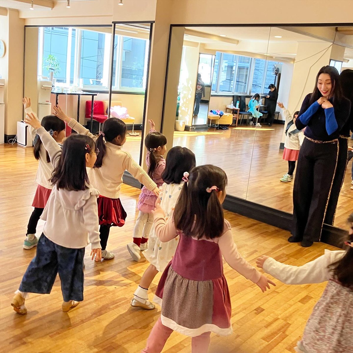 liberadance's tweet photo. 今日のキッズクラスは
友美先生も居るスペシャルレッスン🤩

みんな楽しみながらも、
一生懸命頑張ってました！✨️

 #キッズクラス #リベラダンス #ダンス #KIDSDANCE #LIBERADANCE #KIDS https://t.co/Rg3oJV0fEW