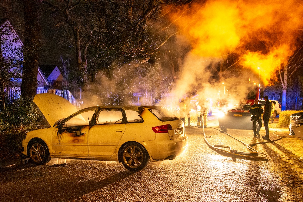 Auto door brand verwoest