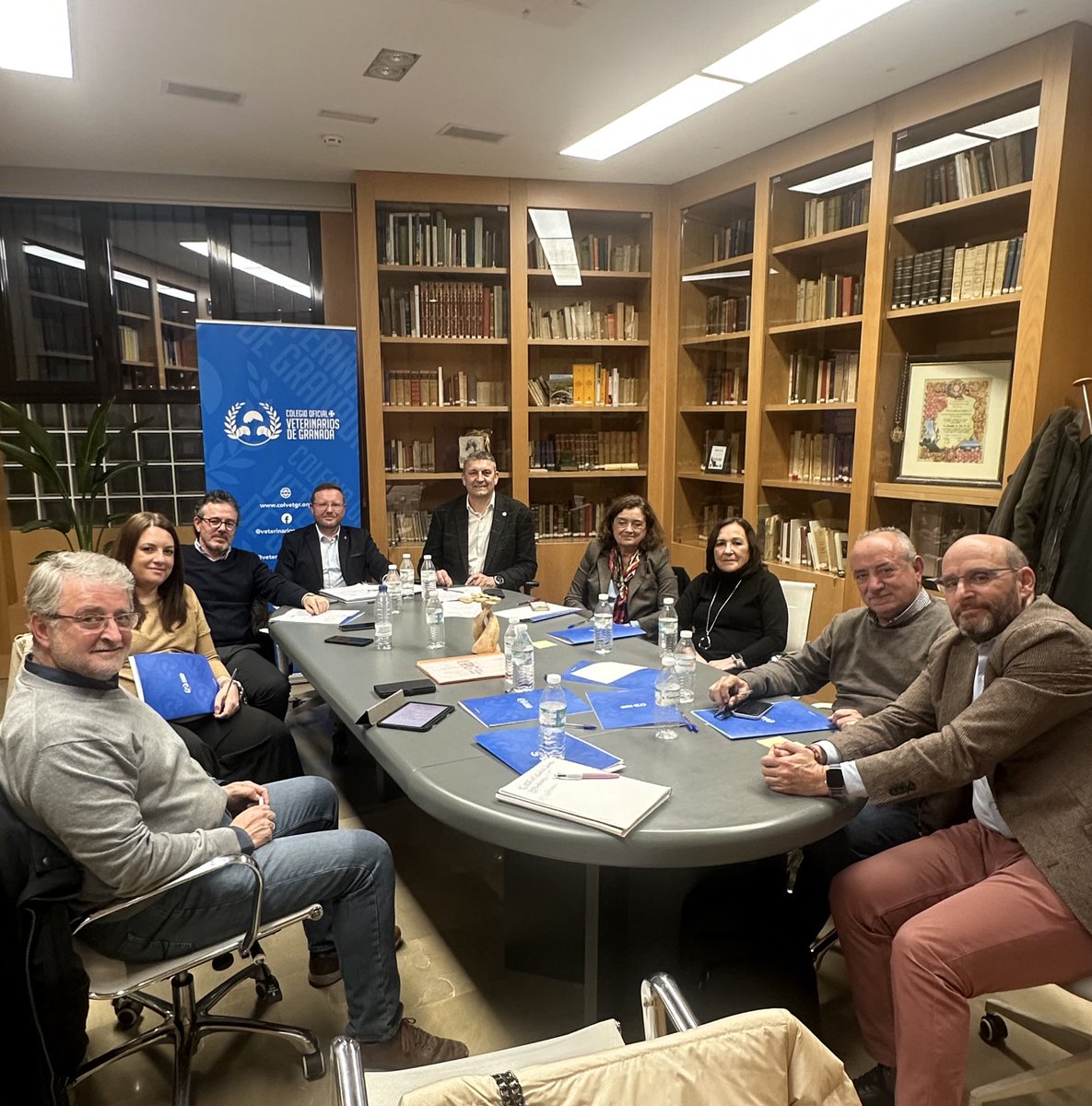 UP Granada (@upgranada_) on Twitter photo El pasado lunes se reunió la Junta de Gobierno de UPG en el <a href="/VeterinariosGRX/">Colegio Oficial de Veterinarios de Granada</a> encabezada por su presidente <a href="/gsanchezcapilla/">Genaro Sánchez</a>
Reuniones periódicas que tratan temas que preocupan a los profesiones granadinos de las diferentes materias que componen la UPG. El pasado lunes se reunió la Junta de Gobierno de UPG en el <a href="/VeterinariosGRX/">Colegio Oficial de Veterinarios de Granada</a> encabezada por su presidente <a href="/gsanchezcapilla/">Genaro Sánchez</a>
Reuniones periódicas que tratan temas que preocupan a los profesiones granadinos de las diferentes materias que componen la UPG.