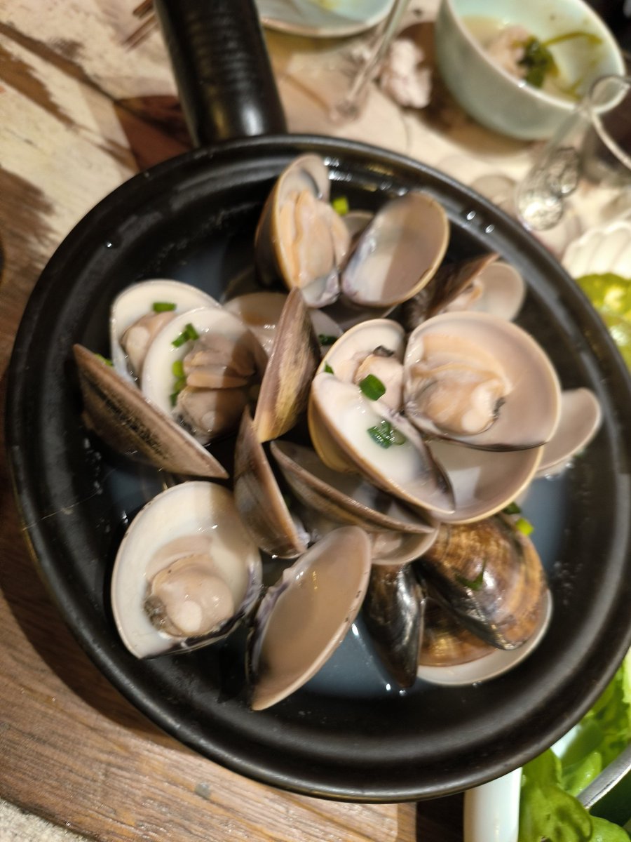 賣相超級浮誇的鴛鴦鍋，口味也是好吃的不得了~~~
#李白白
#不是桃白白