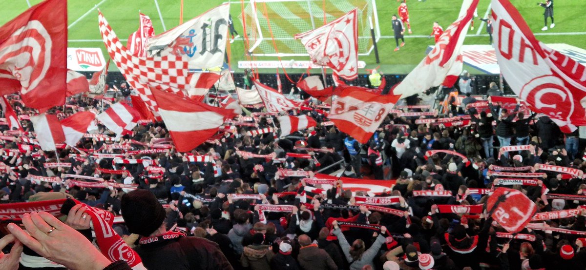 RKVVSTEVO's tweet photo. Geesters voetbalgezelschap verovert Düsseldorf. 
https://t.co/gwhZ37066s https://t.co/8s7FT8NFTf