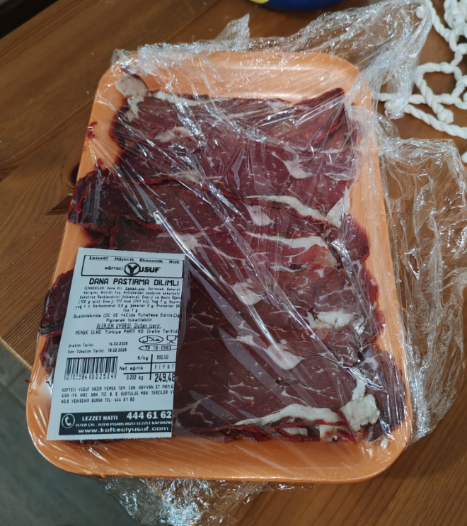 Darasını almak bilir misiniz?
Eskiler iyi bilirler, Bir ürün satın aldığınızda esnaf o ürününün ambalajının ağırlığı kadar fazla ürün koyardı. Ya da ambalajının ağırlığına göre eksik para alırdı. O ürünün ambalajının, kasesinin, kabının ağırlığını hesap edip satıştan ayrı tutmaya