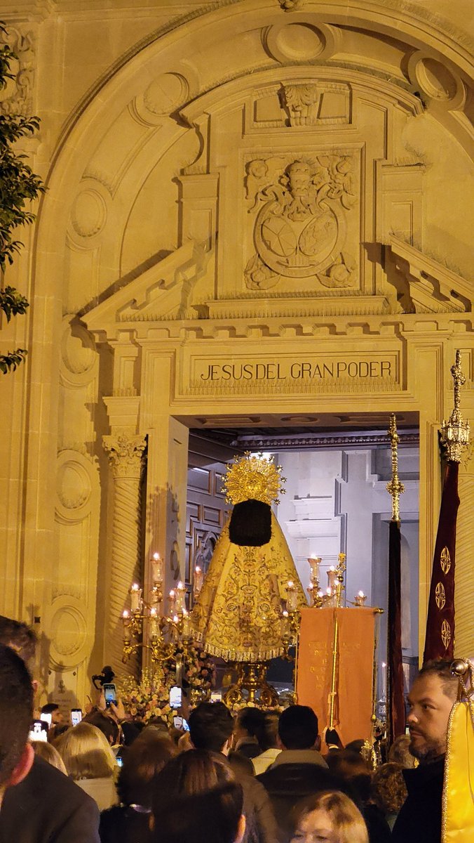 madrerosario's tweet photo. Acompañamos a la Virgen de los Desamparados por las calles de Sevilla bajo la expectación y clamor de los andaluces y tanta gente venida de todas partes https://t.co/K5c2oJ7voC