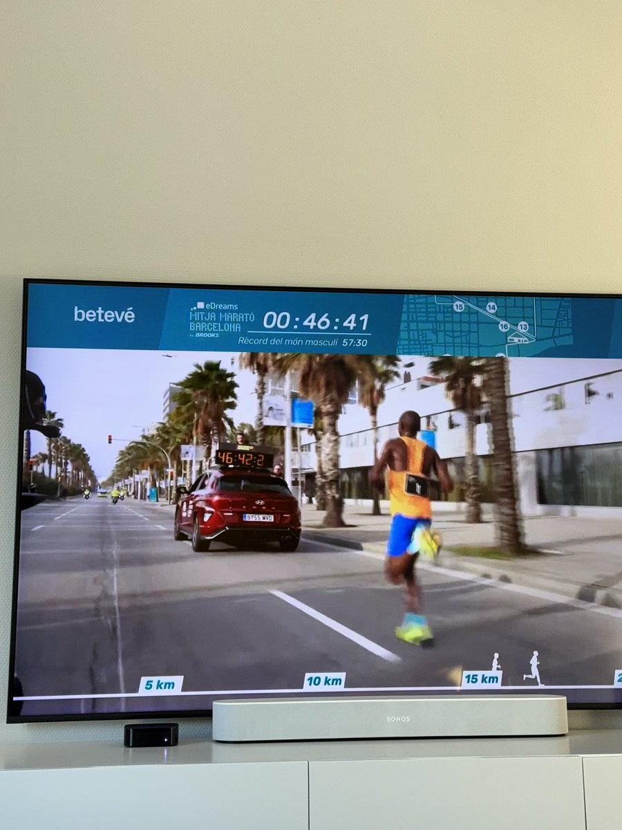 LarsJ3's tweet image. Jakob Kiplimo just smashed the world record on the half marathon distance. 

But is the driver of the lead car possibly ruining it by driving too close?

#halfmarathon #worldrecord #barcelonahalfmarathon