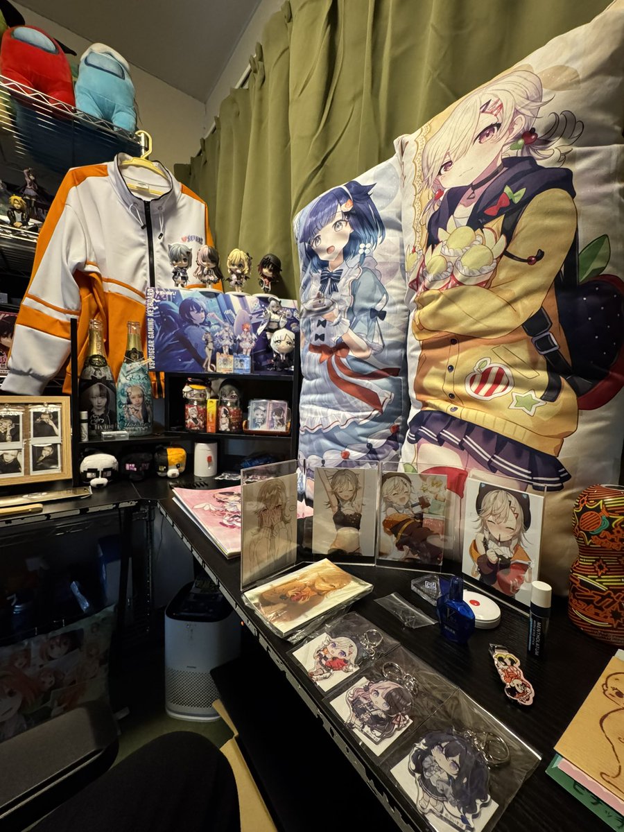 GL3_Twitch's tweet photo. ぶいすぽを閲覧するコーナーです。
アクキーVol.2ありがとうございます。
なんかもっといい置き方ないかな💪🐶🍤
色紙23枚届いたらどうしたらいいんやろw
試行錯誤してなんとか飾りたいと思います。
#ぶいすぽ
#Vspo77 
#Met_Komori 
#uruha_ichinose 
#hinano_tachiba7 https://t.co/6NM2CIQLUq