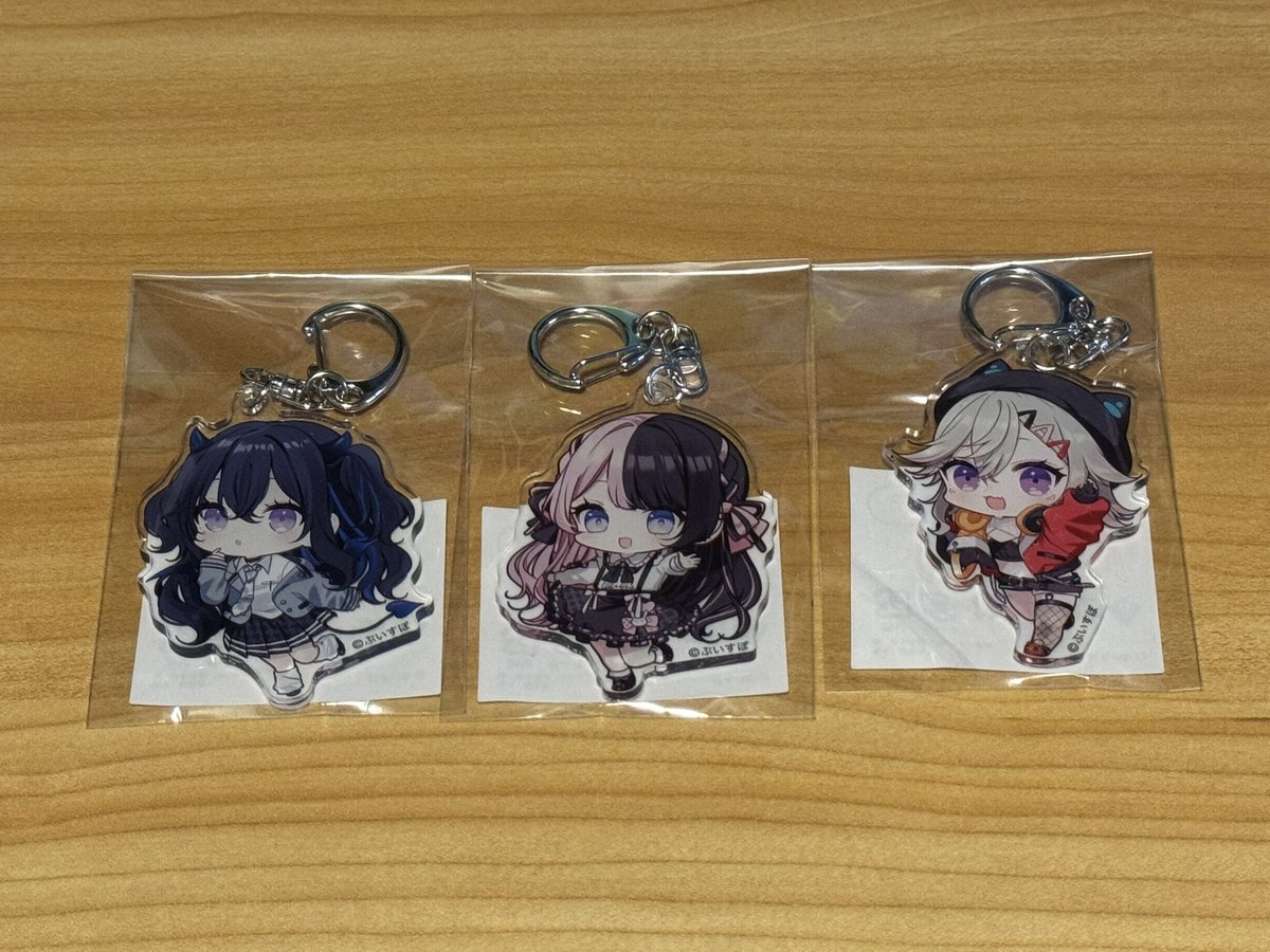 GL3_Twitch's tweet photo. ぶいすぽを閲覧するコーナーです。
アクキーVol.2ありがとうございます。
なんかもっといい置き方ないかな💪🐶🍤
色紙23枚届いたらどうしたらいいんやろw
試行錯誤してなんとか飾りたいと思います。
#ぶいすぽ
#Vspo77 
#Met_Komori 
#uruha_ichinose 
#hinano_tachiba7 https://t.co/6NM2CIQLUq
