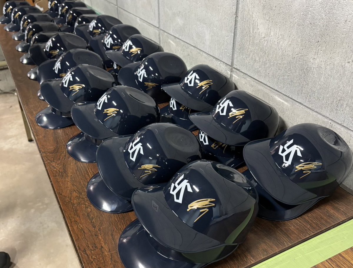 今年も #長岡秀樹 選手に #ヒデチップス の特典として、たくさんサイン