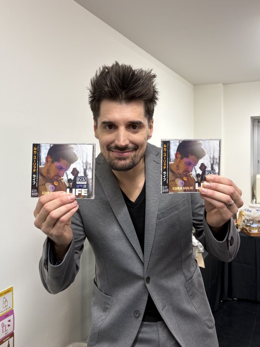 【#ルカ・スーリッチ 】
本日、仙台GIGSから来日ツアースタート🇯🇵🎻

最新アルバム『LIFE』を持ったルカをパシャリ📸

公演情報▶︎ udo.jp/concert/LukaSu…

アルバム詳細▶︎ sonymusicjapan.lnk.to/LukaSulic_LIFE