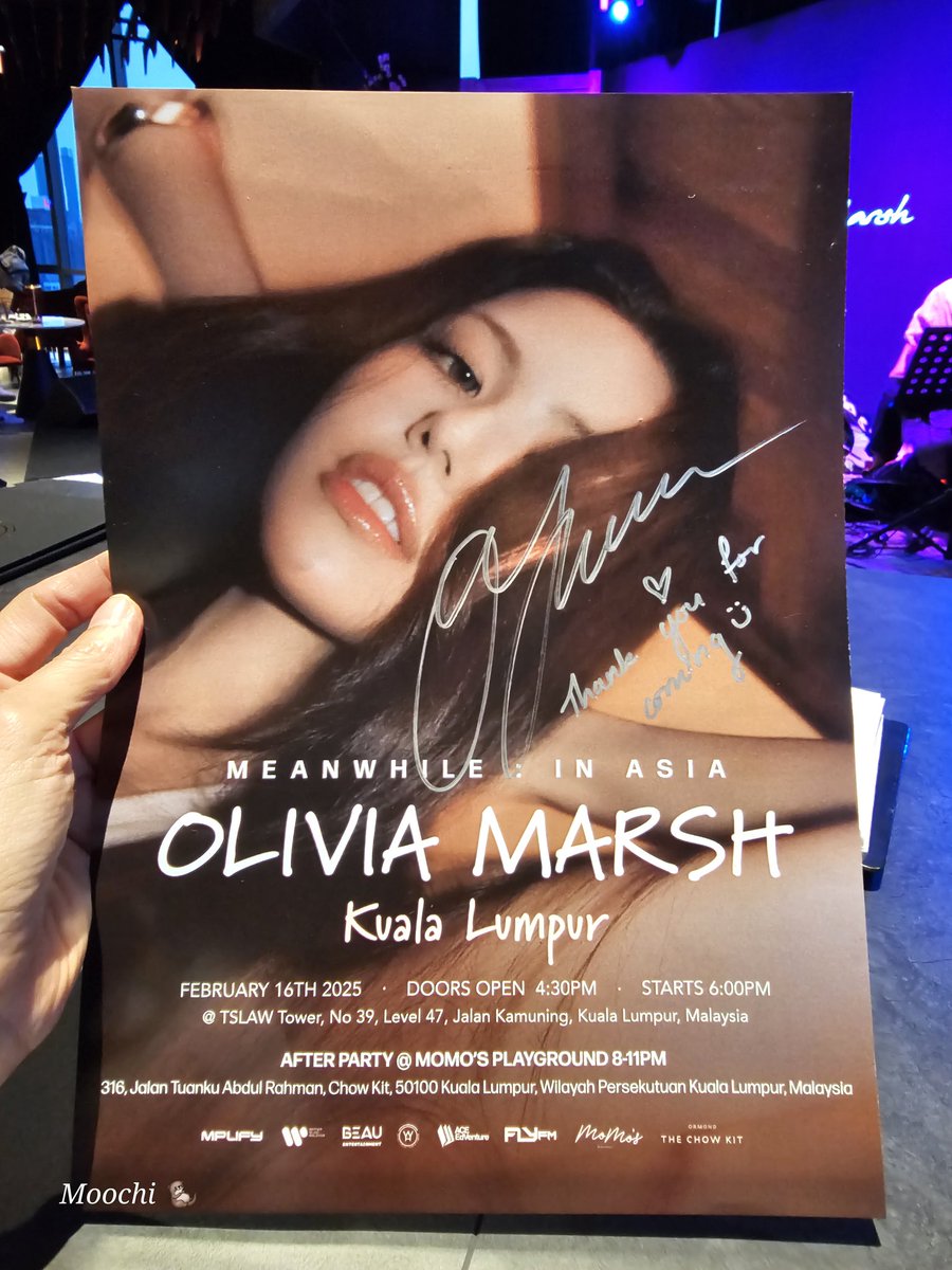 nakdararindu's tweet photo. Omg i won this.. and got hugged from livvy 😭😭😭 #OliviaMarsh #Meanwhile #MeanwhileInAsia https://t.co/KeJWwyGra5