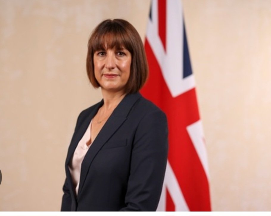 A tale of 2 Chancellors
One earnt an estimated
£20M pounds from the sale of shares + "forgot" to declare the income. If he didn't forget it would be considered a very serious matter!
The other one claimed £45 on expenses SEVENTEEN years ago 

Do you see what's happening here ?
