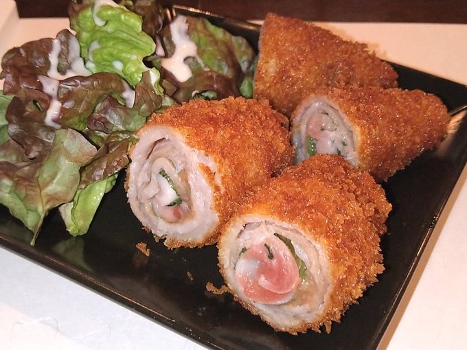 豚肉梅しそロールカツ、激(゜д゜)ンマーイ! ソースでも美味しいけど、塩で食べると梅の風味が更に感じられて超美味い! 