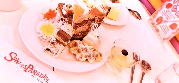 人生初スイパラですコーヒーのケーキがいっちゃん美味すぎたもうしばらく甘いものはいいです)) 