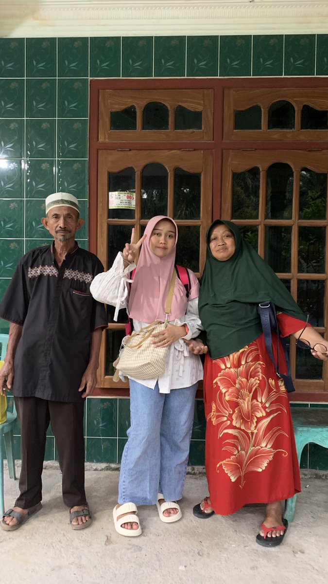 khoiirr_'s tweet image. memasuki usia ngalor ngidul with ibu bapak🤍