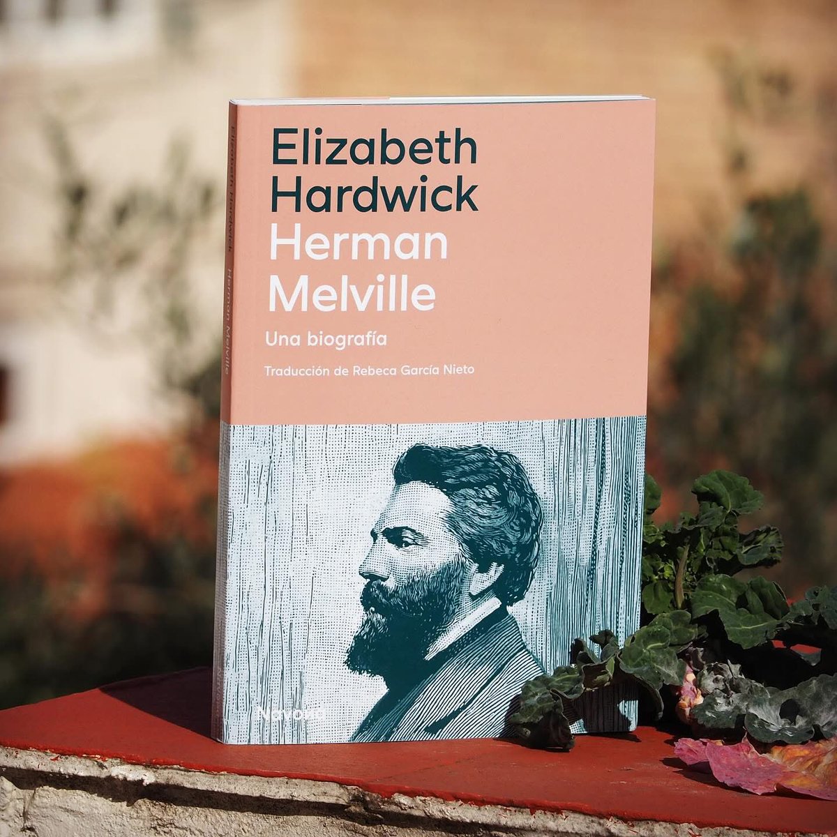 ferran_guallar's tweet image. Després de llegir #MobyDick i identificar-me amb els valors que respira, he volgut conèixer millor el gran vitger. M’he trobat amb un escèptic, ateu, relativista, de fons idealista i romàntic, autodestructiu i impermeable a l’èxit que m’ha recordat a algú. @NavonaEditorial