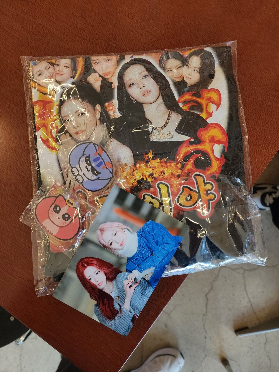 yeji___lover's tweet photo. #HEAVEN_OR_HELL #신자매_FOREVER
카페 너무 잘 꾸며져있고 음료도 맛있어요 볼거리도 많이 있고 럭드도 예쁜게 많아요
티셔츠 감사합니당 ㅎㅎ🖤🖤 https://t.co/mh9Slv8M95