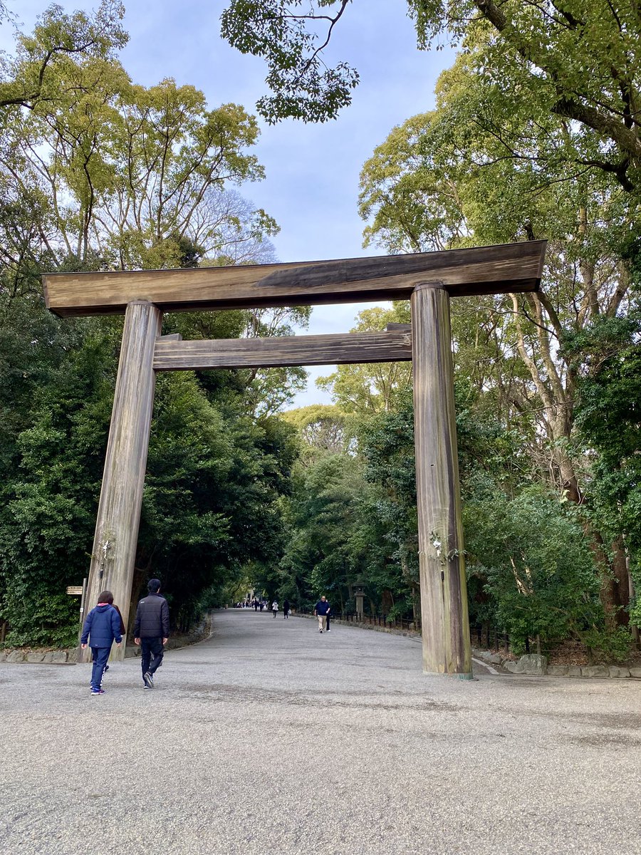 ryu_eno's tweet photo. 諸事情により熱田神宮に来ています。

今年、最初の熱田神宮。

大都市圏にある神社とは思えないほど、深山幽谷の気を感じます。

素晴らしすぎる。

無事にお参りを終え、お札を頂こうと授与所に向かいました。

熱田神宮のお札は大麻（たいま）と呼ばれています。

しかし、僕の祖父は警察官だったし、叔父も刑事だったし、お袋に至っては日本初代の婦人警官だったという家系に連なる身としては、「大麻を下さい」とは中々言い難いものがあります(笑)

何度もこちらで、お札をいただいているのに、「大麻を下さい」と言った記憶がない…

しかも、順番を待つ間、忌野清志郎が歌う「タイマーズのテーマ」が頭の中で鳴り始めてしまいました…

思わず声に出して歌いそうになります(笑)

そうこうしているうちに僕の番が来てしまいました…

年配の男性職員が「で、今日は何が欲しいわけ？」というような顔で僕を見ます。

僕は意を決して、「た、大麻を下さい」と口に出してみました。。少し小声になっていたのかもしれません。

するとその男性職員が「え？大麻ですか？」と大きな声で確認してきます。

そんなに大きな声出して、警察に聞かれたらどうするんだよ。誤解されるじゃないかと焦りましたが、仕方がないので、僕も出来るだけ健全な感じを装いながら「はい、大麻を下さい」と大きな声で答えました。

するとその男性職員は、「はい、大麻は千二百円になります」とさらに大きな声を出してきます。

急ぎ、お金を支払うと、その男性職員は、今度は小さな声で「袋から出して使って下さい」と言いながら大麻を渡してくれたのです。

使う？

とにかくこの場を急いで離れなきゃならないと思い、人ごみをかき分けて参道に向かいました。何度か振り返って確認してみましたが誰もつけてきてはいないようです（当たり前だけど笑）。

ホッとしたので、僕はダウンジャケットの襟を立てて、小さい声で歌い出しました。

「ヘヘイ、ウィアータイマーズ♪タイマを持ってる♪いつでもどんな時もタイマを持ってる〜♪」

ギターを持っていたら弾き出したかもしれません。

早く帰って、袋から出して使いたいです。

愛でよろしく。