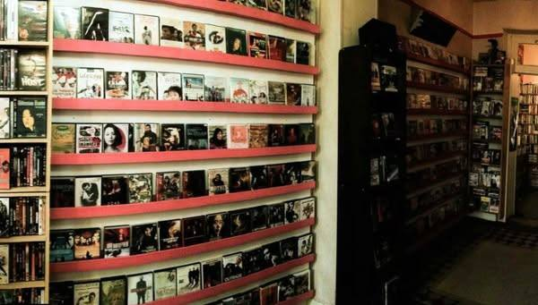 Generations7080's tweet photo. 📼 Louer un film au vidéo-club, installer le magnétoscope, choisir une bonne place sur le canapé... C'était un rituel incontournable pour se détendre en famille ou entre amis. SOUVENIRS 🥰
#80s #90s #Magnetoscope #quiaconnu #souvenirsdenfance https://t.co/RmRtfqAxv1