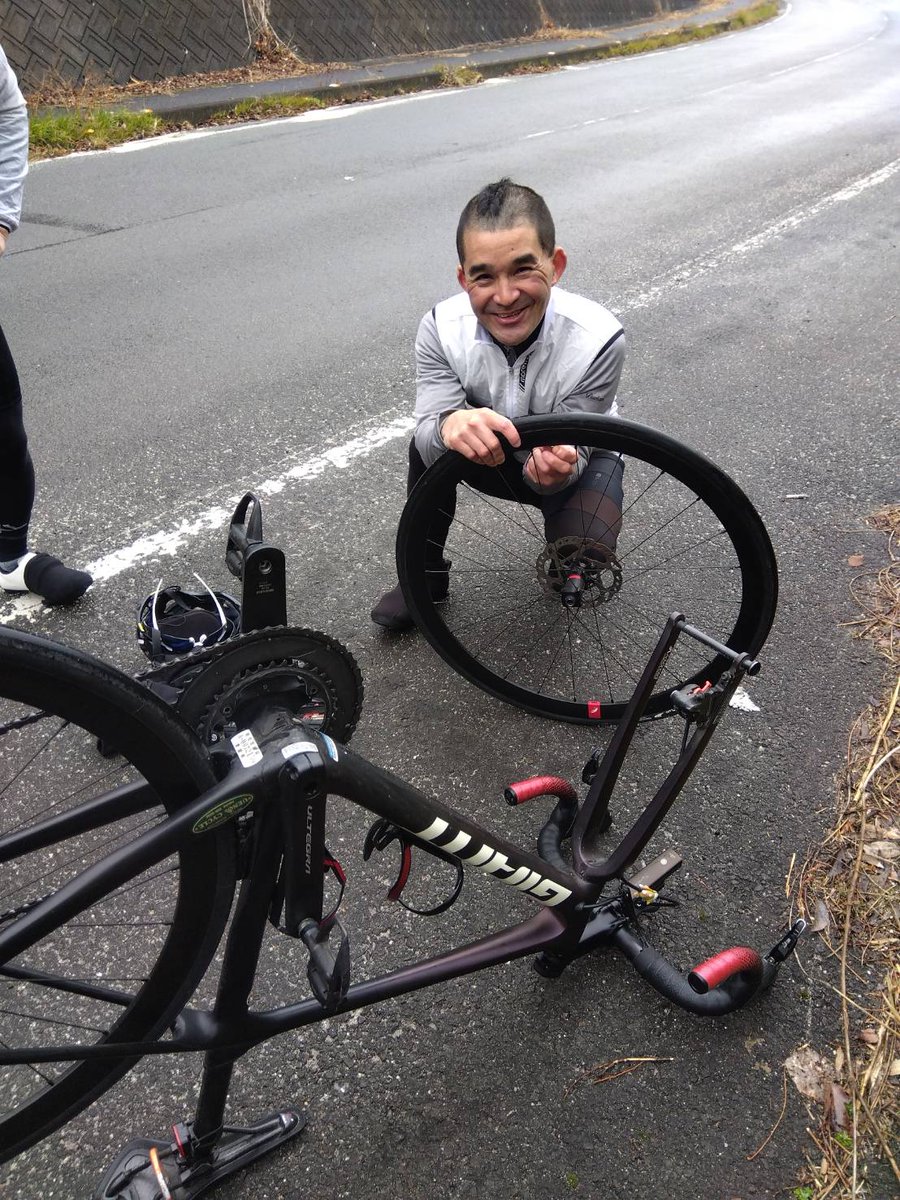 aSdUqO2DQ2g9fWs's tweet image. 今日のライドで久しぶりにパンクの神様降臨www
知り合いが電動ポンプを貸してくれた☺️
むっちゃ便利👍
欲しいかも🥺
#CYCPLUS