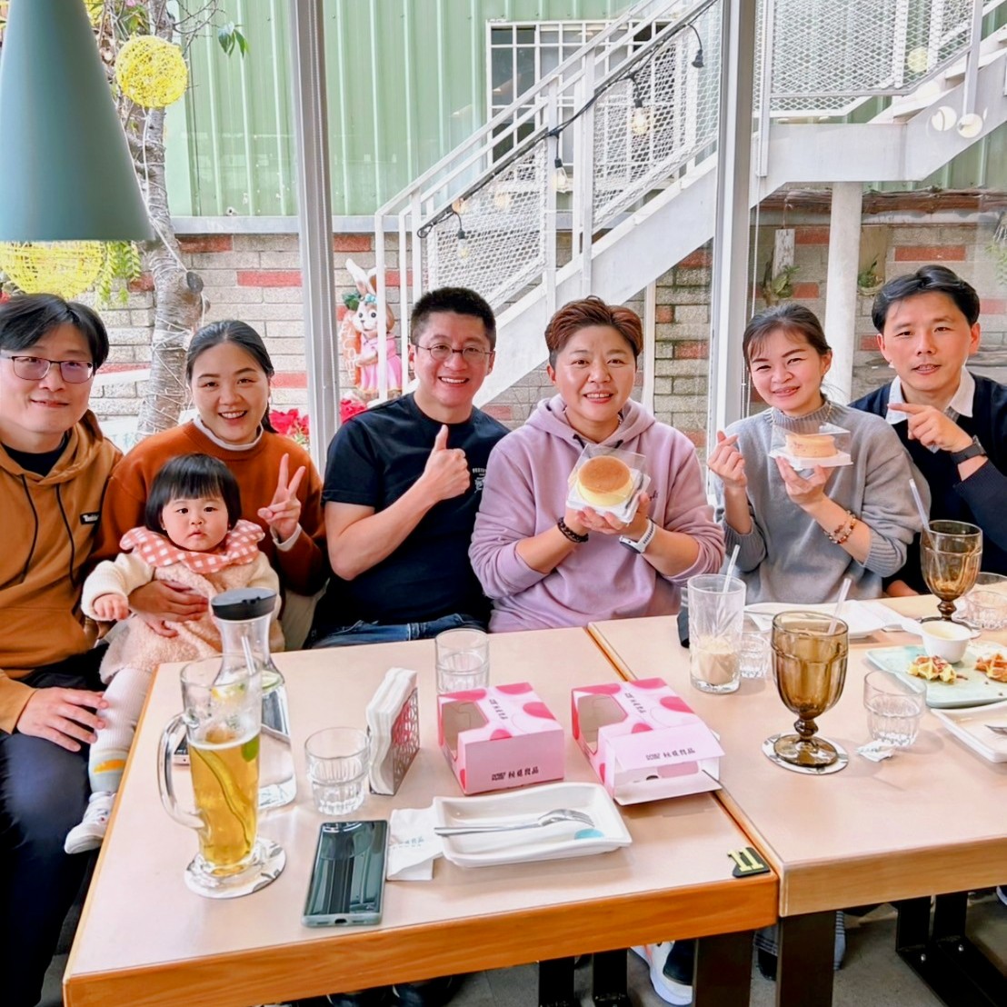 如期的遇見
　
每年的二月份雙壽星生日聚會，大部分不是在葉家就是在張家，一直忘記五年前其實是在簡家，所以今天我為我的老人失憶表示一點心意，不過今年也沒辦法在青埔就是了，因為今年的燈會讓整個青埔週邊交通變得很可怕，所以我們改到了南崁的景觀餐廳聚聚，但每年都能夠如期的見到大家真的很開心