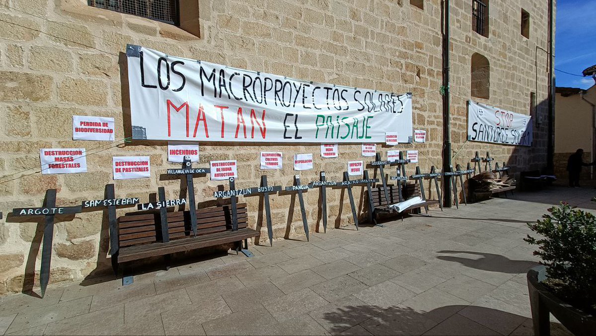 ArabaBizirik's tweet image. Atzo Horrela Ez-k antolatutako manifestaziora batu ginen Argantzunen. Gure babes osoa bertako herritarrei eta lurraren defentsan jarduten direnei.
Solaria kanpora!
Makroproiekturik ez!