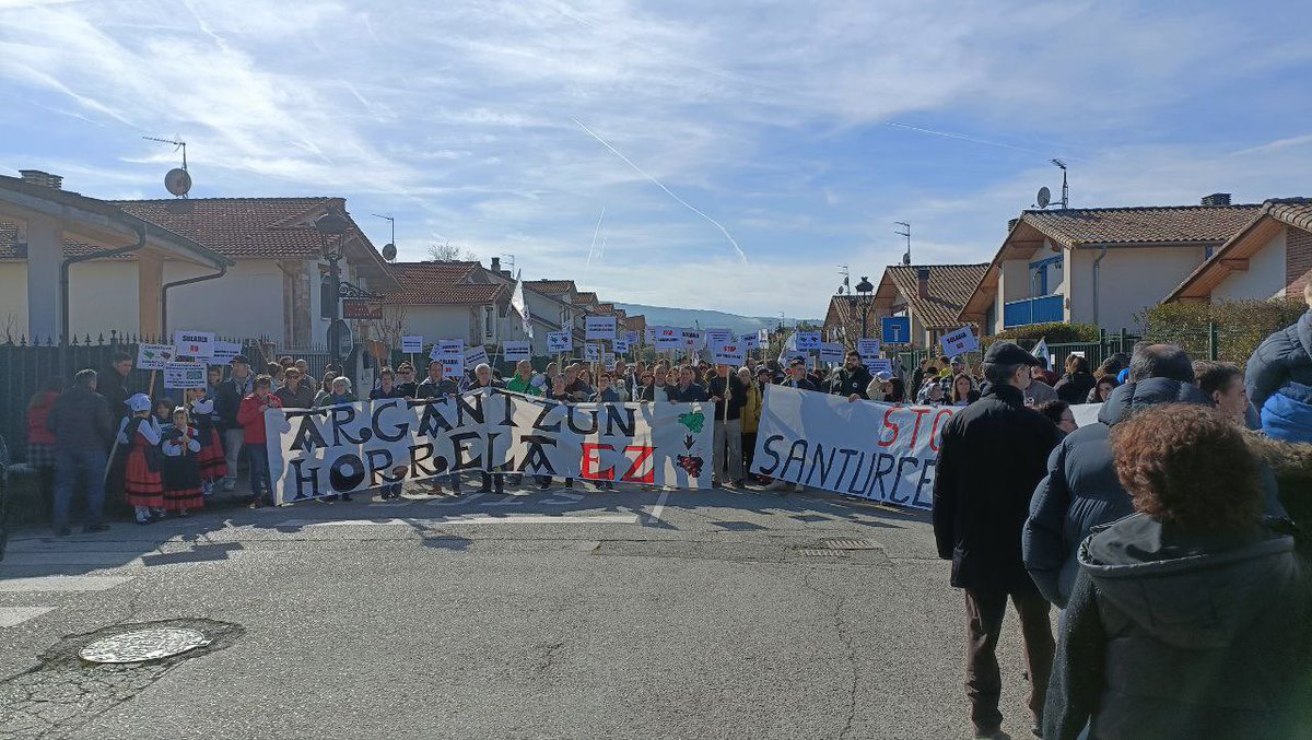 ArabaBizirik's tweet image. Atzo Horrela Ez-k antolatutako manifestaziora batu ginen Argantzunen. Gure babes osoa bertako herritarrei eta lurraren defentsan jarduten direnei.
Solaria kanpora!
Makroproiekturik ez!