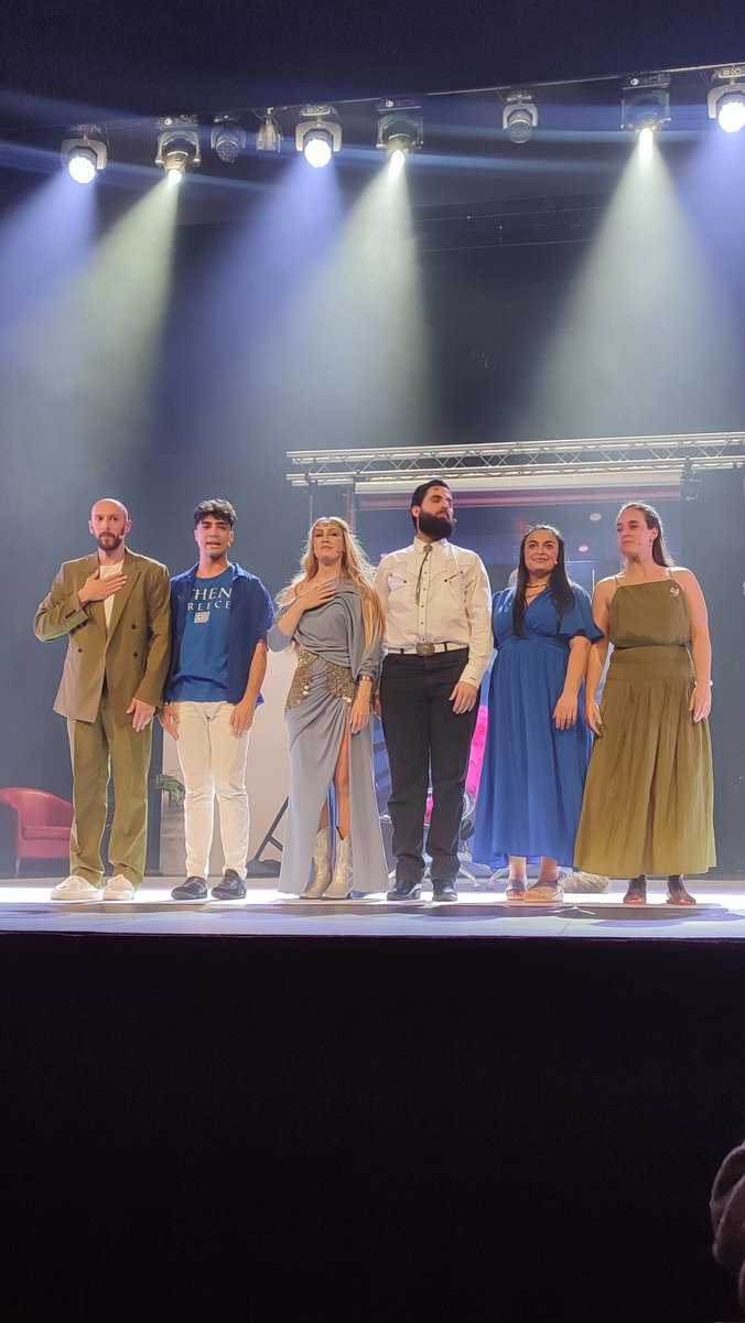 Divertidísima la propuesta de Rayuela. Su "Sueño de una noche de verano" trae la acción a un aeropuerto, respeta el texto original y le añade canciones pop, interpretadas por los propios actores. ¡Muy disfrutable! <a href="/TCalderonVLL/">Teatro Calderón</a>