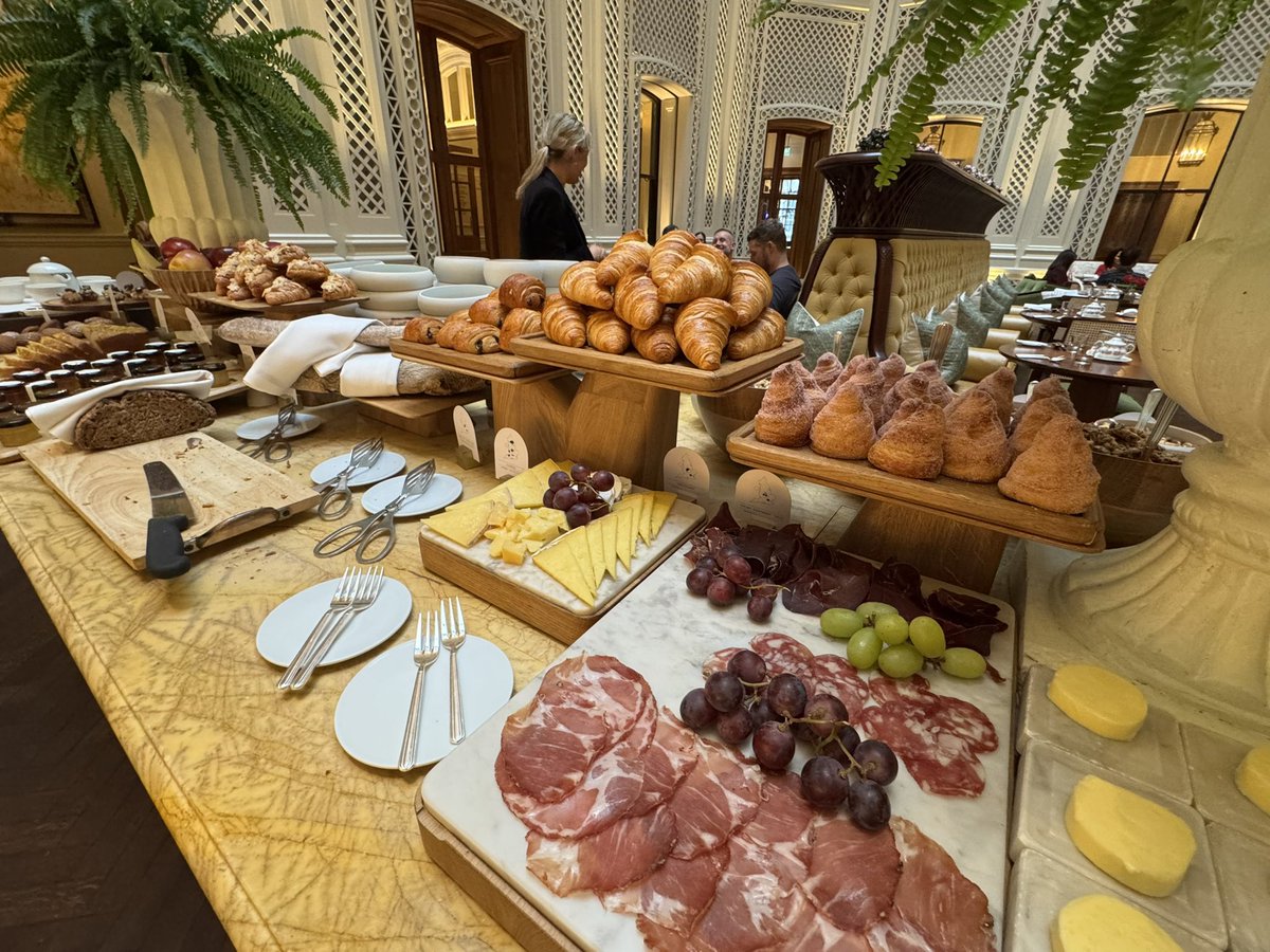 SiFrew's tweet image. Nothing better than starting your Sunday @raffleshotels, #London at The OWO, with happy memories of the ‘SF #martini’ served in their #SpyBar last night. #luxury #brandambassador #banker #foodie &amp;amp; #travelblogger sifrew.com