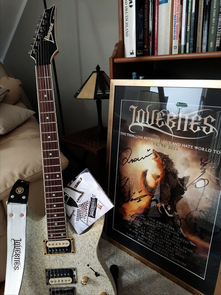 Sitzriese's tweet image. Trying to collect all the matching parts.  Exodia 4/5.

#Miyako #LOVEBITES #Metal #HeavyMetal #guitar #Ibanez #TheThinLineBetweenLoveAndHateTour2024